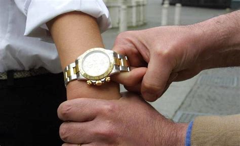 Ravenna, rapina il Rolex e fugge: preso dai turisti 